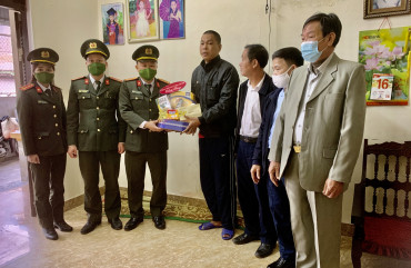 Cơ quan Ủy ban Kiểm tra Đảng ủy Công an tỉnh thăm hỏi, tặng quà nhân dịp Tết Nguyên Đán