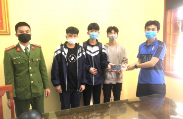 3 học sinh Hương Sơn nhặt được iPhone Xs Max nhờ công an tìm người đánh rơi