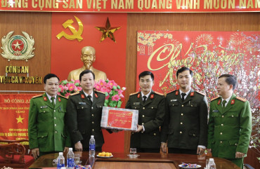 Đại tá Nguyễn Hữu Thiên tặng quà chúc Tết Công an các xã trên địa bàn huyện Cẩm Xuyên
