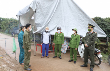 Đại tá Đặng Hoài Sơn kiểm tra công tác phòng chống dịch trên địa bàn huyện Cẩm Xuyên