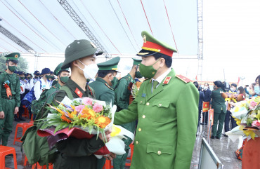 Thứ trưởng Lê Quốc Hùng dự lễ giao nhận tân binh tại huyện Cẩm Xuyên, Hà Tĩnh