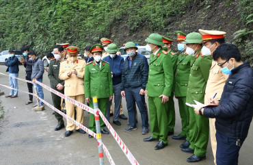 Đại tá Đặng Hoài Sơn chỉ đạo công tác CHCN xe đầu kéo rơi xuống vực ở Hương Sơn