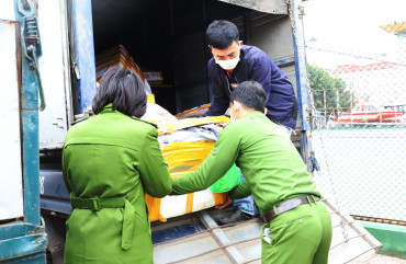Cảnh sát môi trường: Bắt xe tải vận chuyển 200kg thực phẩm  không rõ nguồn gốc qua Hà Tĩnh