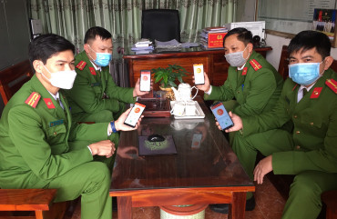 Công an huyện Cẩm Xuyên tích cực hoàn thành hướng dẫn người dân cài đặt app "Báo cháy 114"