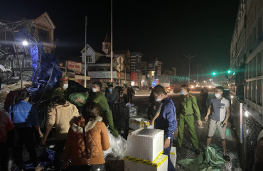 Công an huyện Cẩm Xuyên (Hà Tĩnh) giúp tiểu thương gom 9 tấn hàng hóa trên quốc lộ 1A sau khi va chạm giao thông