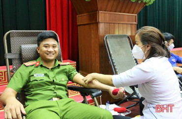 Trưởng Công an xã ở Hà Tĩnh 31 tuổi, 28 lần hiến máu tình nguyện