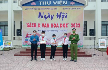Công an Thị xã Hồng Lĩnh trao tặng 4.500 đầu sách cho các trường học