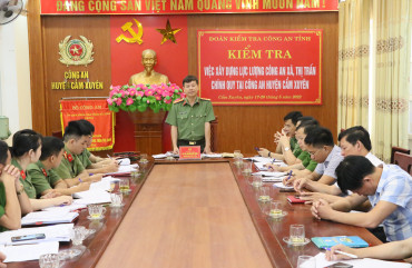Đại tá Nguyễn Hữu Thiên kiểm tra việc xây dựng lực lượng Công an xã, thị trấn chính quy tại Công an Cẩm Xuyên