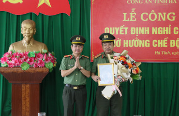 Công bố quyết định nghỉ công tác chờ hưởng chế độ hưu trí đối với Thượng tá Bùi Văn Vinh