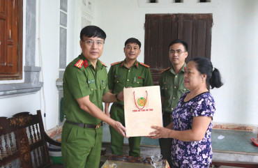 Đại tá Nguyễn Thanh Liêm thăm, tặng quà nhân dịp kỷ niệm 60 năm ngày truyền thống lực lượng CSND