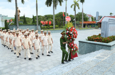 Công an Hà Tĩnh báo công dâng Bác nhân kỷ niệm 60 năm Ngày truyền thống lực lượng Cảnh sát nhân dân
