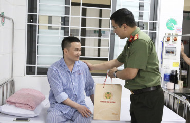 Thượng tá Nguyễn Hồng Phong Giám đốc Công an tỉnh thăm, tặng quà cán bộ chiến sỹ bị thương