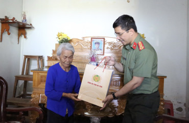 Giám đốc Công an tỉnh tặng quà đối tượng chính sách trên địa bàn huyện Hương Sơn