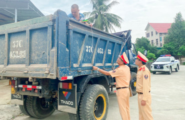 Công an Hương Sơn xử phạt 50 trường hợp xe ô tô chở quá tải trọng và cơi nới thành thùng