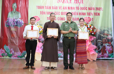 Giám đốc Công an tỉnh chung vui ngày hội Toàn dân bảo vệ an ninh Tổ quốc tại xã Hương Liên, huyện Hương Khê