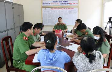 Đồng chí Thượng tá Nguyễn Hồng Phong, Giám đốc Công an tỉnh tiếp công dân định kỳ tháng 8