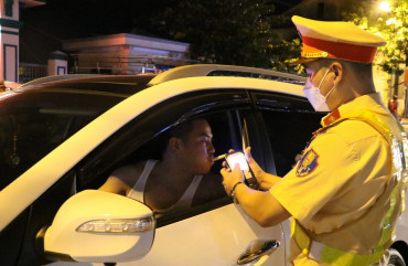 Công an Thành phố Hà Tĩnh ra quân xử lý vi phạm về nồng độ cồn và thanh thiếu niên vi phạm pháp luật giao thông