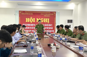 Đại tá Đặng Hoài Sơn làm việc với Công ty TNHH Nhiệt điện Vũng Áng II về công tác đảm bảo TTATGT, QLHC, PCCC