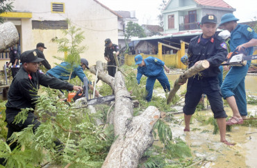 Cảnh sát cơ động Trung Bộ ra quân khắc phục hậu quả bão số 4