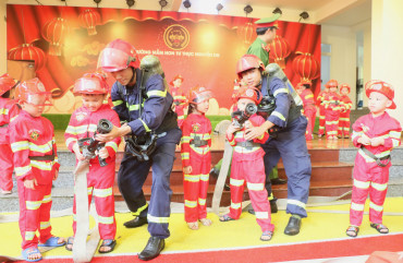 Một ngày làm lính cứu hỏa của các bé mầm non