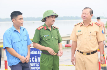 Đại tá Đặng Hoài Sơn, Phó Giám đốc chỉ đạo công tác đảm bảo TTATGT trên tuyến QL1A bị ngập sâu