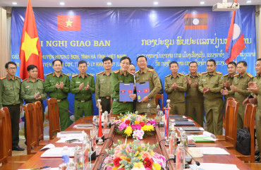 Giao ban Công an 2 huyện: Hương Sơn và Khăm Cợt