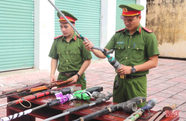 Công an Vũ Quang vận động người dân giao nộp 8 khẩu súng, 2 thanh kiếm