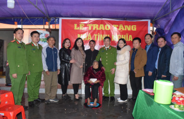 Thiếu tướng Nguyễn Tiến Nam trao tặng nhà tình nghĩa tại xã Cẩm Dương