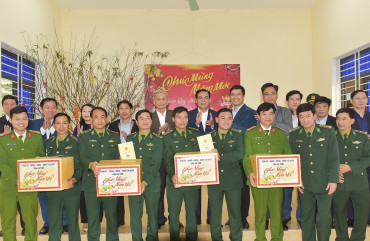 Chủ tịch UBND tỉnh chúc tết, tặng quà đồng bào dân tộc Chứt và các đơn vị LLVT ở Hương Khê