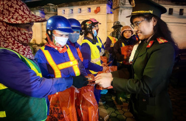 Phụ nữ Khối An ninh tặng quà công nhân công ty môi trường đô thị dịp Tết Nguyên đán
