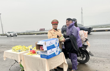 Cảnh sát giao thông Hà Tĩnh tiếp sức cho người dân về quê đón Tết