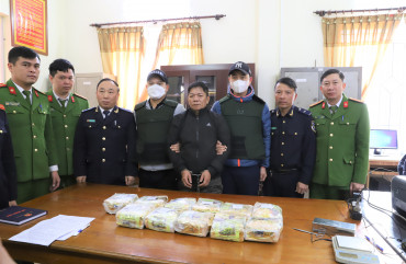 Hà Tĩnh: Bắt giữ đối tượng vận chuyển 11 kg ma túy đá trên taxi