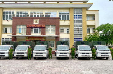 Công an Hà Tĩnh bàn giao 57 xe ô tô tải cho Công an xã, thị trấn