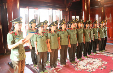 Hội phụ nữ cụm thi đua số 3 dâng hương tưởng niệm Chủ tịch Hồ Chí Minh