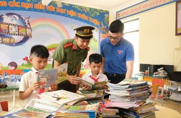 Trao tặng “Khu vui chơi, đọc sách” cho học sinh vùng khó khăn huyện Hương Khê