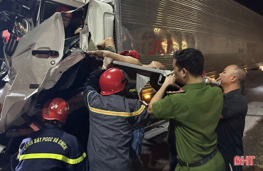 Va chạm mạnh với xe container, tài xế xe tải may mắn thoát chết