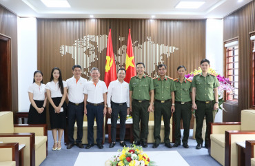 Công ty TNHH Xăng dầu Giang Nam chúc mừng Công an tỉnh nhân ngày truyền thống lực lượng CAND