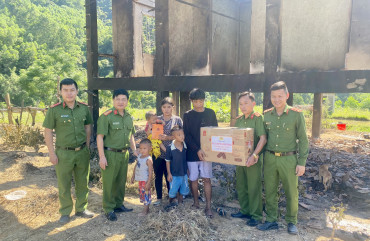 Trao quà của Giám đốc Công an tỉnh tới gia đình dân tộc Chứt bị hỏa hoạn