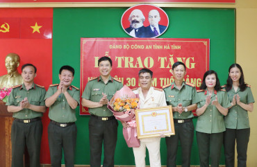 Trao tặng Huy hiệu 30 năm tuổi Đảng cho Thượng tá Phan Xuân Dũng
