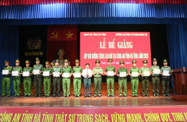 43 cán bộ Công an Hà Tĩnh được cấp chứng chỉ tiếng Lào