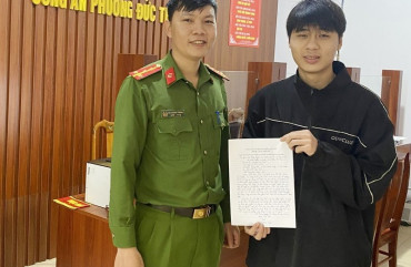 Thanh niên Thị xã Hồng Lĩnh hăng hái viết đơn tự nguyện tham gia nghĩa vụ CAND