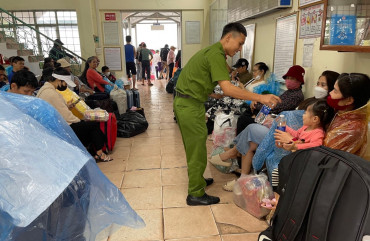Hỗ trợ hành khách lên xe trung chuyển tại nhà Ga Yên Trung do sạt lở đường ray