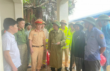 Phối hợp khắc phục sự cố sạt lở đất đá tuyến đường sắt Bắc - Nam đoạn qua huyện Vũ Quang
