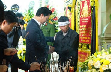 Bộ trưởng Bộ Tài nguyên và Môi trường tiễn biệt đồng chí Trần Trung Hiếu