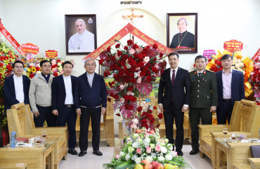 Giám đốc Công an tỉnh chúc mừng Giáng sinh Tòa Giám mục Giáo phận Hà Tĩnh