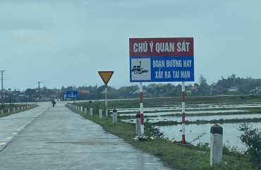 Lắp đặt biển cảnh báo trên tuyến đường ven biển ĐT.547, đoạn qua xã Kỳ Phú