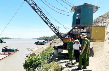 Kiên quyết xử lý nghiêm các bến, bãi tập kết khoáng sản trái phép trên sông La, sông Lam