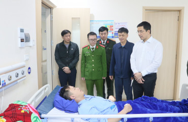 Đồng chí Giám đốc Công an tỉnh thăm, động viên chiến sỹ bị thương khi làm nhiệm vụ