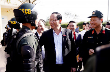 Phó Chủ tịch Quốc hội Trần Quang Phương thăm, tặng quà lực lượng Cảnh sát cơ động tại Hà Tĩnh