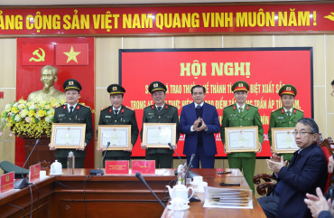 Chủ tịch UBND tỉnh tặng Bằng khen, trao thưởng cho các đơn vị có thành tích xuất sắc trong đấu tranh phòng, chống tội phạm.